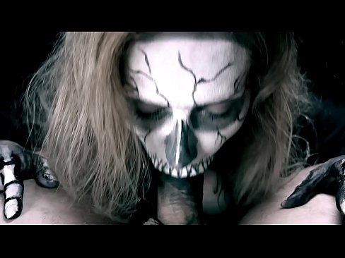 ❤️ Ragazza demonia chì succhia u cazzo cù a so bocca nera è ingoia cum. Video cazzo à co.porncomixone.ru ☑